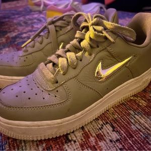 size 6.5 womens green nike shoes with gold nike symbol